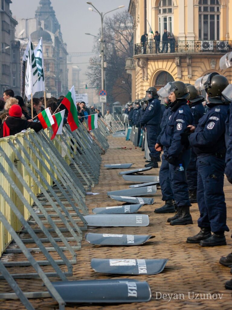 Protestos na Bulgária derrotam Orçamento de Estado do governo